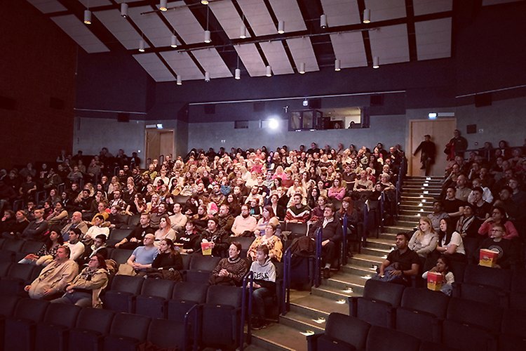 Stor publik på filmvisning i Folkets Hus Avenyn under Filmdagar på VBU 2020.